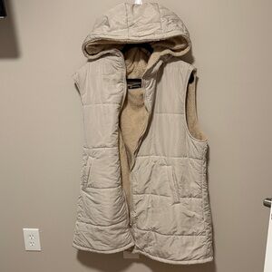 Hooded Sherpa-Lined Quilted Vest in Light Beige